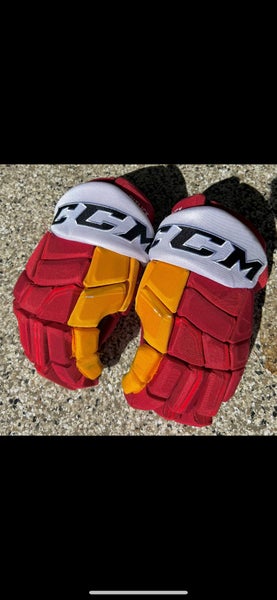Calgary Flames NHL CCM HGQLXP Gloves 14" Pro Stock (Used)