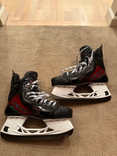 2025 CCM JetSpeed FT8 Pro Hockey Skates, Senior 9.5 regular width