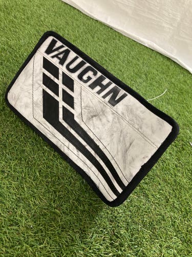 White Youth Vaughn Velocity VE8 Goalie Gloves & Blockers Regular (Used)