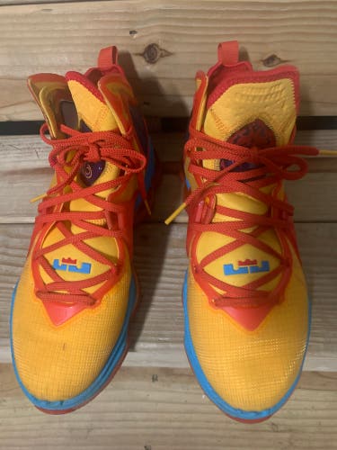 Nike LeBron 19 Tune Squad - Like New! Size 9.5 Men