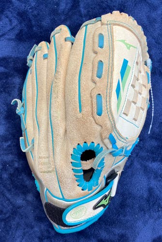 White Mizuno Finch RH Softball Glove 11.5" (Used)