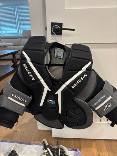 Medium Vaughn Velocity V9 Goalie Chest Protector (Used)