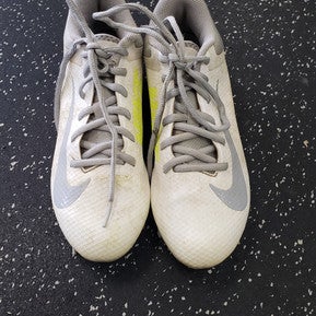 Used Nike Soccer Cleats White And Grey Junior 05 11849-S000030997
