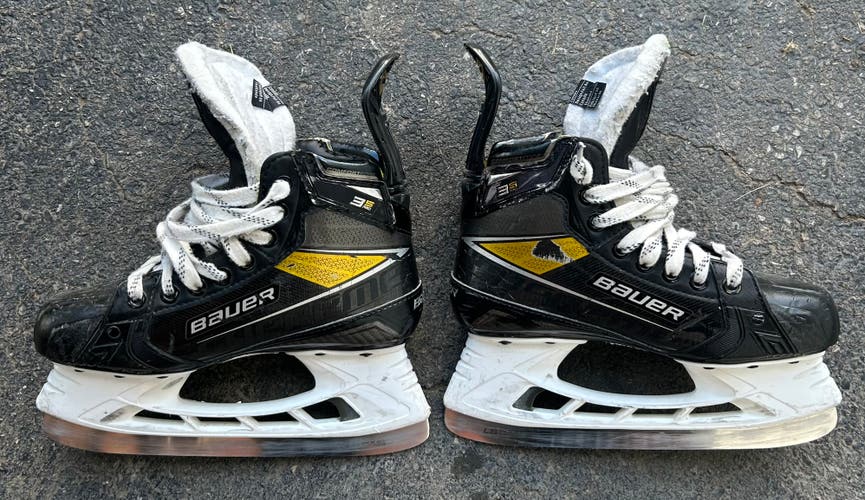 Bauer Supreme 3S Pro Hockey Skates Regular Width Size 2.5 (Used)