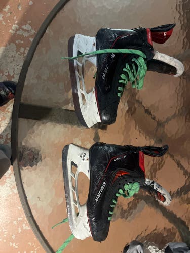 Bauer Vapor 3X Pro Hockey Skates Size 4 (Used)