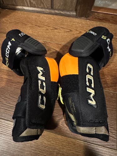 Senior Small CCM Tacks AS-V Pro Elbow Pads (Used)