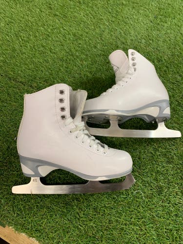 White Jackson Ultima 150 Figure Skates Junior 3 (Used)