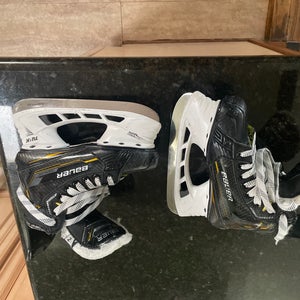 2025 Bauer Supreme M5 Pro Hockey Skates Regular Width Size 2 (Used)