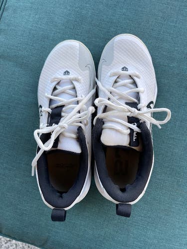 White Kid's 4.5Y (Big Kids / Youth) Nike Low Top Molded Cleats (Used)