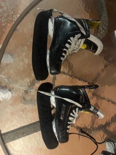 Bauer Supreme S29 Hockey Skates Size 2.5 (Used)