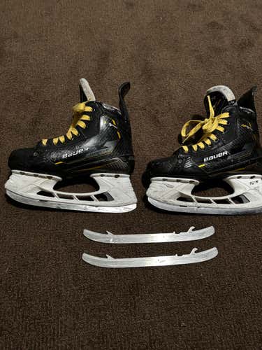 2023 Bauer Supreme M4 Hockey Skates Regular Width Size 4 (Used)