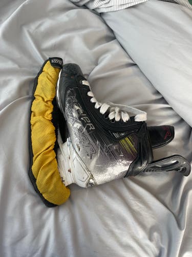 Bauer Vapor Hyperlite 2 Hockey Skates 7 (Used)