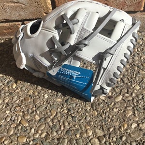 2025 Easton Professional Collection RH Softball Glove 11.5" (New)