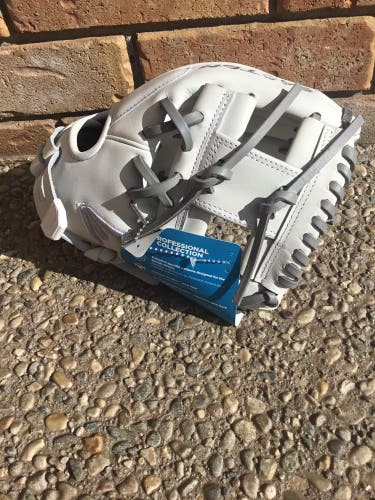 2025 Easton Professional Collection RH Softball Glove 12.75" (New)
