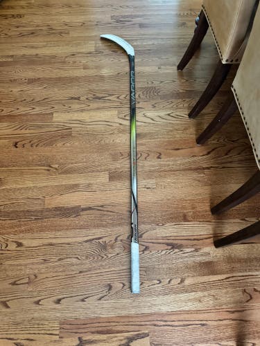 Senior Bauer Vapor Hyperlite 2 Right Handed Hockey Stick P28 (Used)