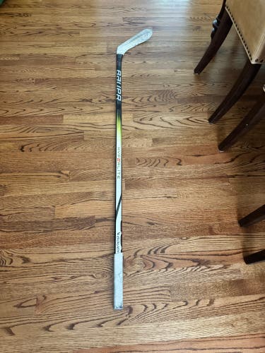 Intermediate Bauer Vapor Hyperlite 2 Right Handed Hockey Stick P28 (Used)
