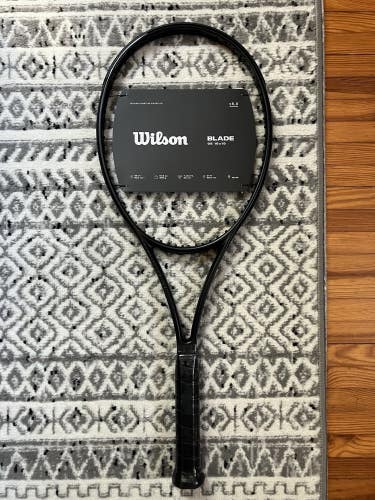 NEW Wilson Blade 98 v8 Noir (All-Black Edition) - 16x19 - 4 3/8