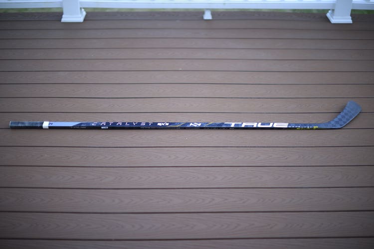 Pro Stock True Catalyst 9X3 Hockey Stick - T28 (Right-Handed)