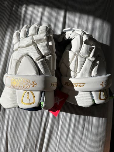 Brand new Notre Dame team issued lacrosse gloves
