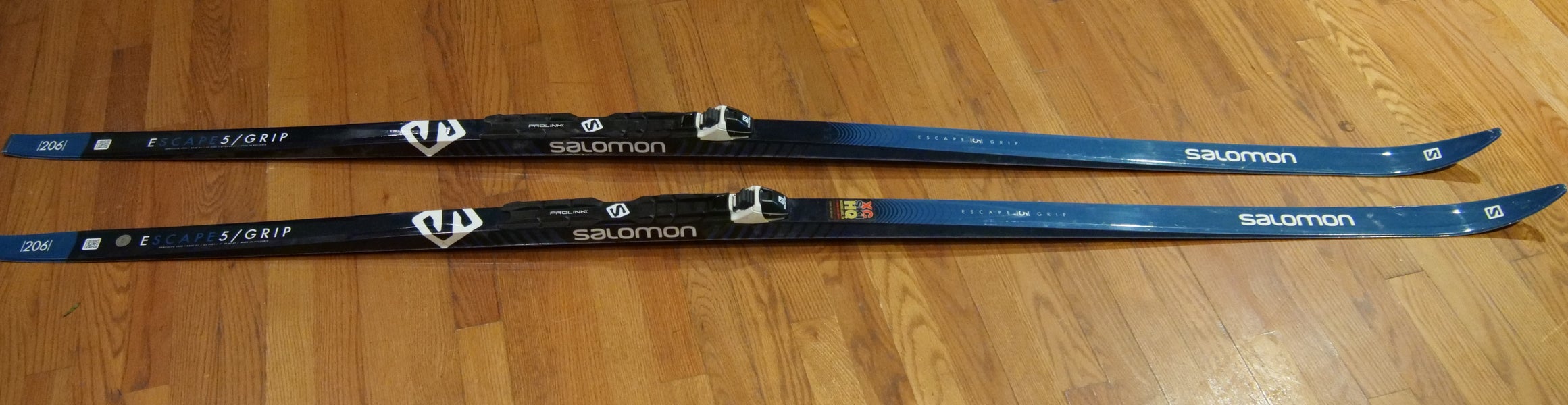 Classic Unisex Salomon Escape 5 Grip Cross Country Skis With Bindings (Used) 206cm