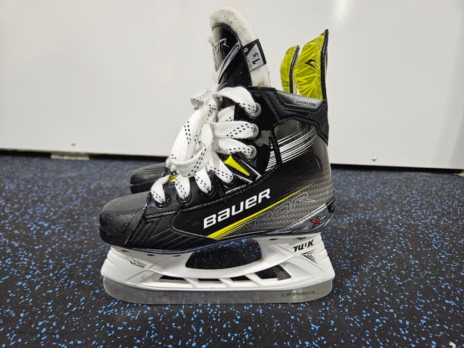 Junior Bauer Vapor X4 Hockey Skates Regular Width Size 1.5 (Used)