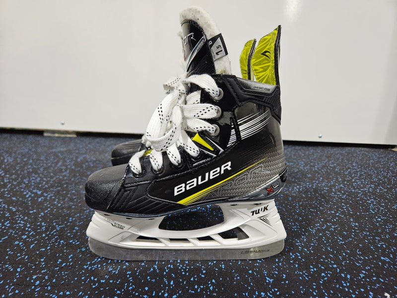 Junior Bauer Vapor X4 Hockey Skates Regular Width Size 1.5 (Used)
