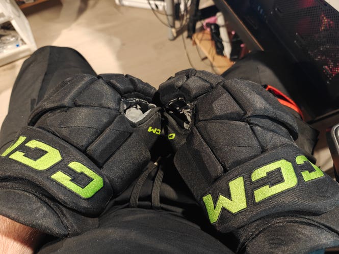 CCM Pro Stock Gloves 14" Game Used Dallas Stars Oskar Bäck