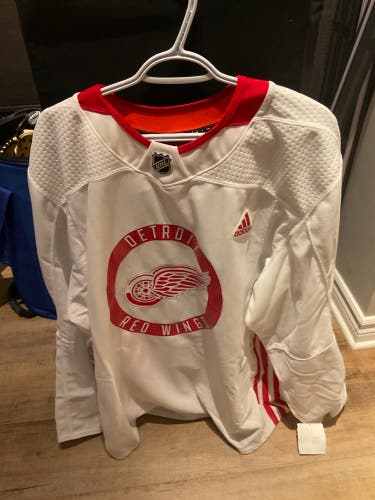 NEW NHL DETROIT RED WINGS White Size 56 AUTHENTIC PRACTICE Adidas Jersey