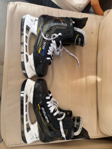 2023 Bauer Supreme M5 Pro Hockey Skates 9 (Used)
