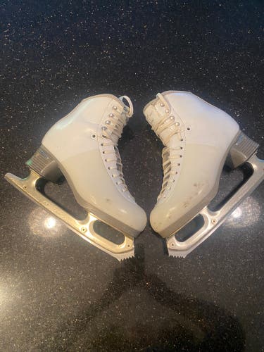 Jackson Ultima Debut Figure Skates Adult 8 (Used)