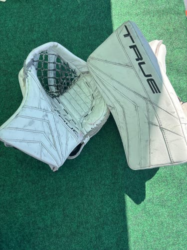 White Senior True Catalyst 7x3 Goalie Glove
 & Blocker Set Regular (Used)
