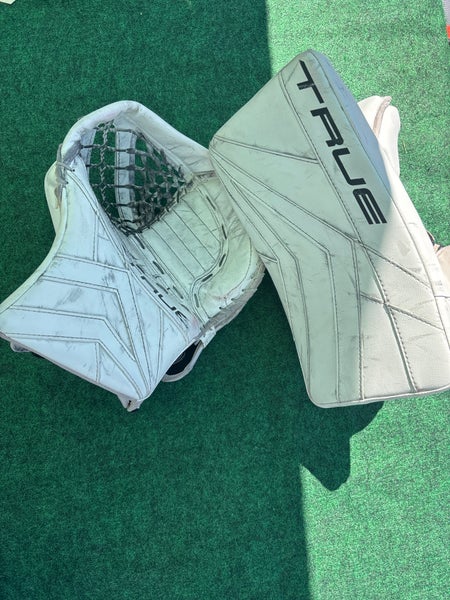 White Senior True Catalyst 7x3 Goalie Glove
 & Blocker Set Regular (Used)