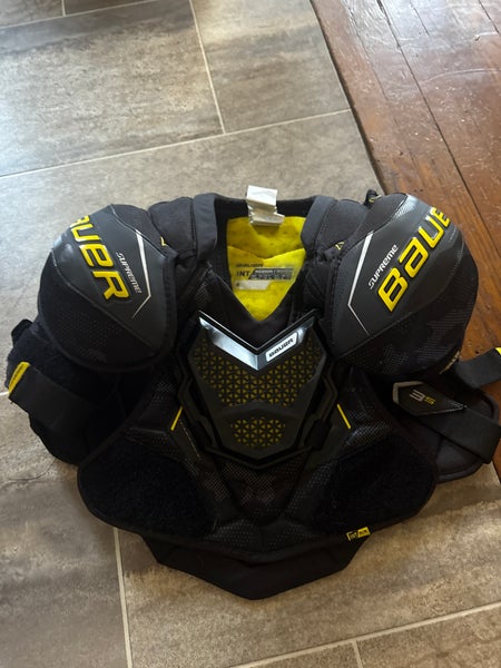 Men's Medium Intermediate Bauer Supreme 3S Shoulder Pads (Used)