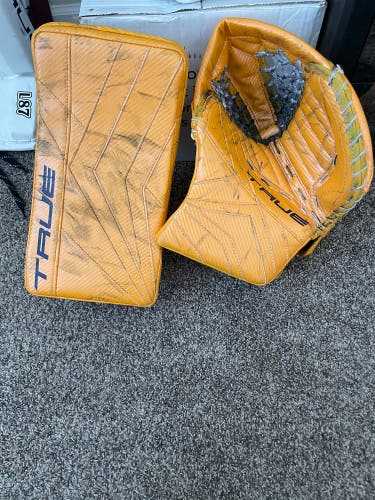 Juuse Saros Nashville predators px5/px3 glove and blocker