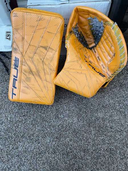 Juuse Saros Nashville predators px5/px3 glove and blocker