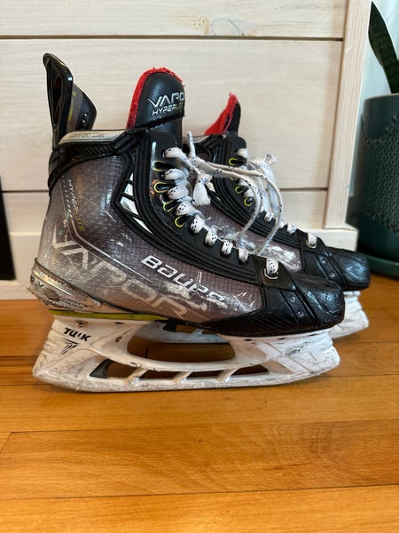 Bauer Vapor Hyperlite Hockey Skates Size 4 Fit 2 (Used)