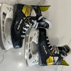 2022 Bauer Supreme 3S Hockey Skates Regular Width Size 1.5 (Used)