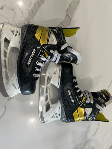 2022 Bauer Supreme 3S Hockey Skates Regular Width Size 1.5 (Used)