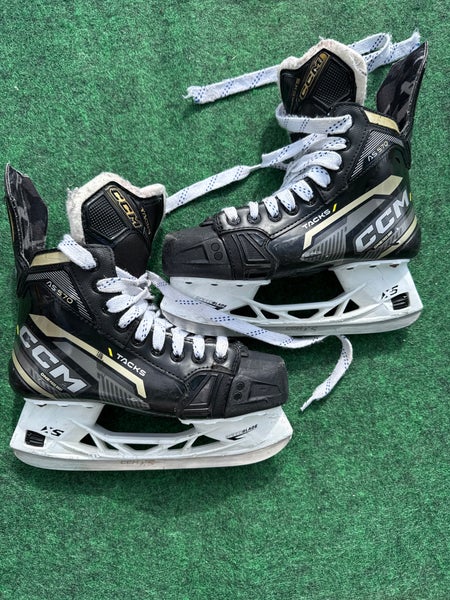 Intermediate CCM Tacks AS-570 Hockey Skates (Regular) Size 5.5 (Used)