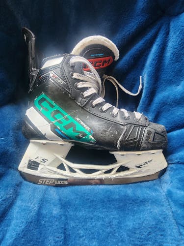 2024 CCM JetSpeed FT 680 Hockey Skates Regular Width Size 3.5 (Used)