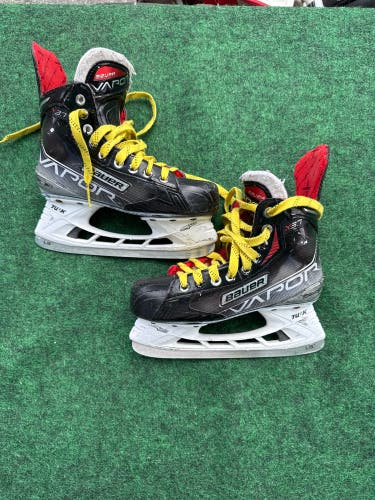 Intermediate Bauer Vapor X3.7 Hockey Skates (Regular) Size 4.5 (Used)
