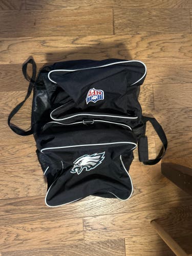 Black Large/Extra Large Eagle Duffle Bag (Used-Like New)