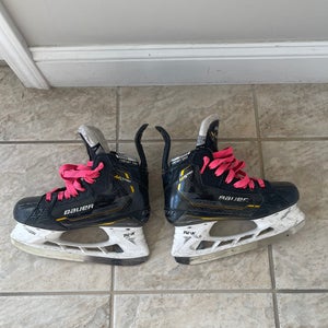 2023 Bauer Supreme M5 Pro Hockey Skates Regular Width Size 4 (Used)