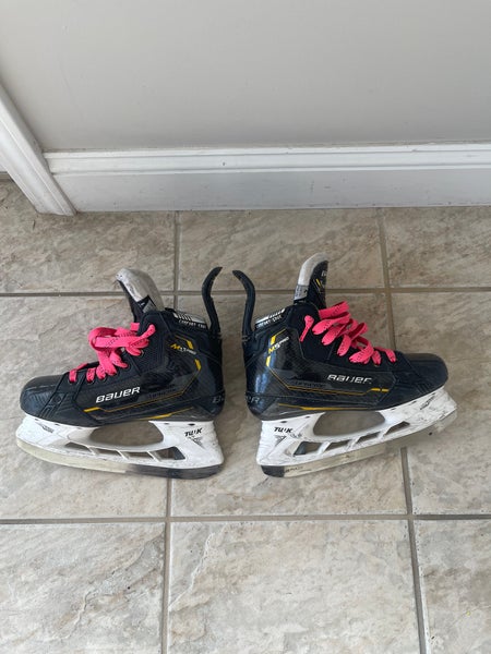 2023 Bauer Supreme M5 Pro Hockey Skates Regular Width Size 4 (Used)