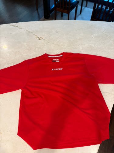 Red Medium Adult Unisex CCM 5000 Jersey (Used)