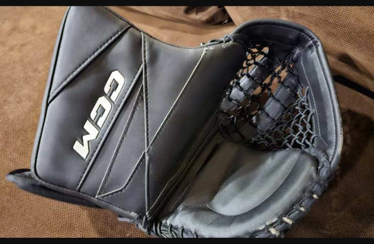 CCM Axis 2.9 Goalie Glove (Regular /Black))