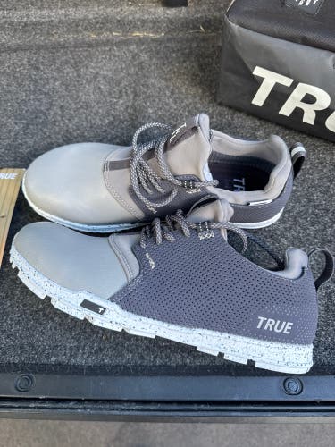 Men's Size M 10.5 (W 11.5) True Golf Shoes (New)