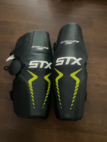 Medium Youth STX Stallion 200 Arm Pads (Used)