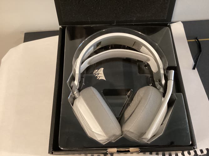 (New) CORSAIR - HS80 RGB Wireless Gaming Headset for PC, Mac, PS5, PS4 - White