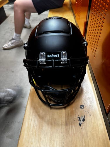 Medium Adult Schutt F7 2.0 Helmet (Used)